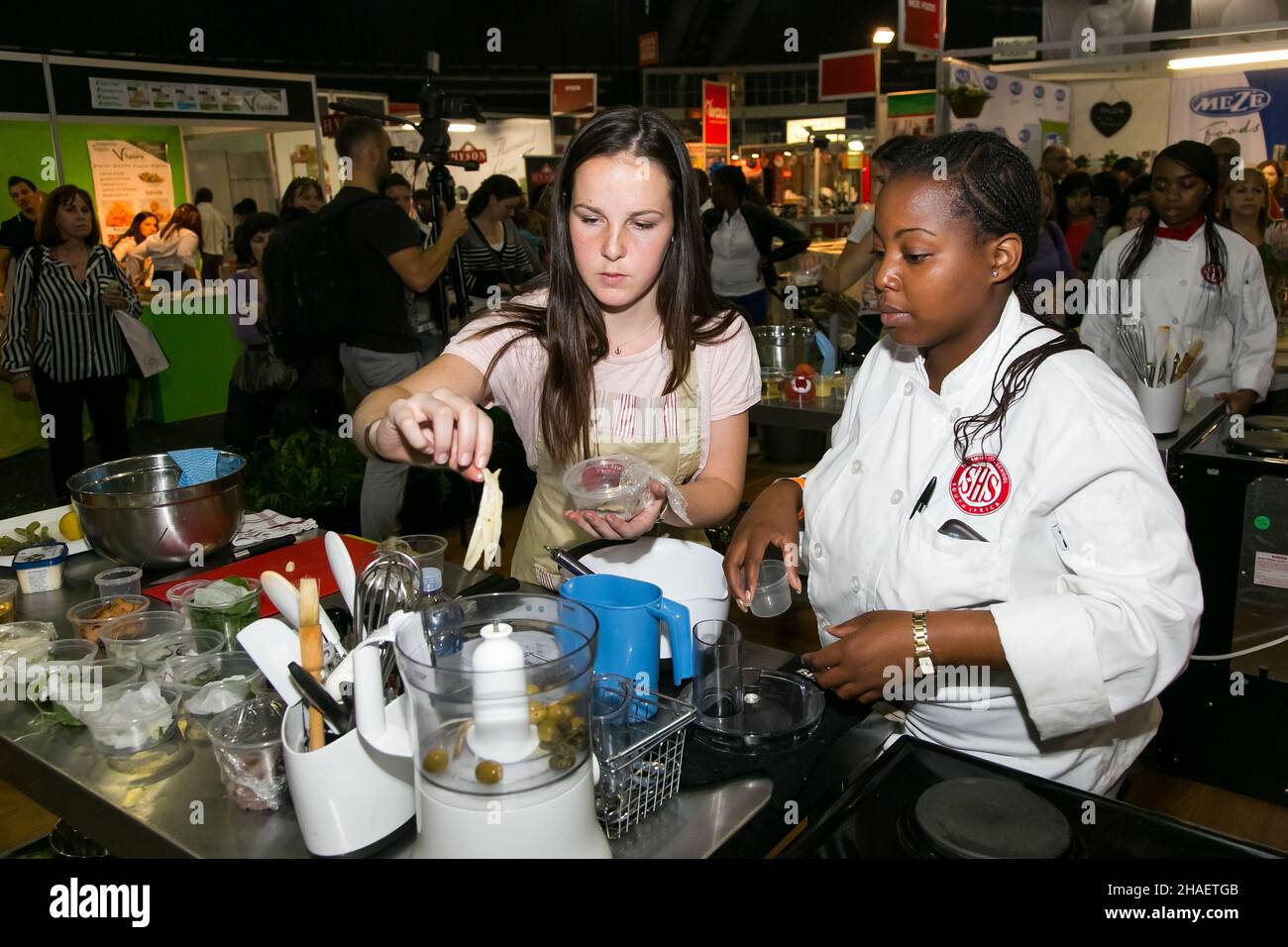 JOHANNESBURG, SUDAFRICA - 15 ottobre 2021: Un gruppo di visitatori che si godono al Food and Wine Expo di Johannesburg, Sudafrica Foto Stock