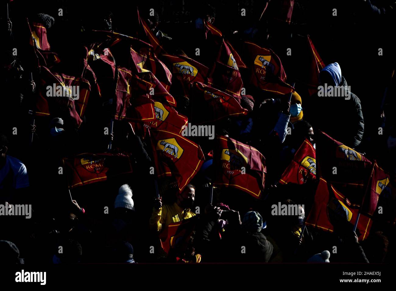 Roma, Italia. 12th Dic 2021. COME i tifosi di Roma incoraggiano durante la Women Series Una partita di calcio tra ROMA e SS Lazio allo stadio delle tre fontane, Roma, 12 dicembre 2021. COME Roma ha vinto 3-2 oltre SS Lazio. Foto Andrea Staccioli/Insidefoto Credit: Ininsidefoto srl/Alamy Live News Foto Stock