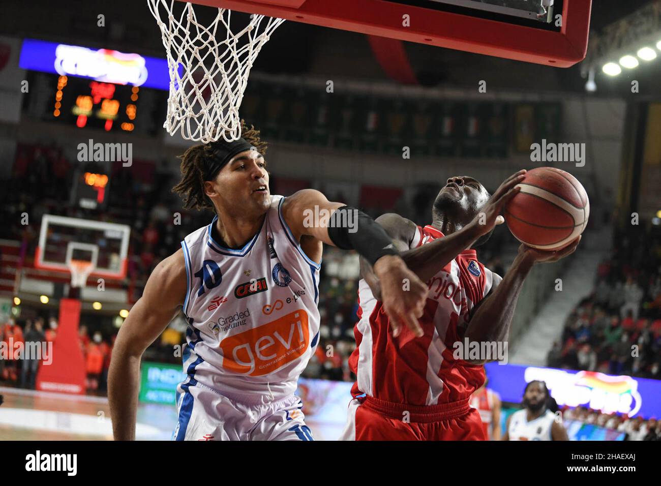 Varese, Italia. 12th Dic 2021. 22 Jalen Jones OpenJobMetis Varese durante la partita del Campionato LBA Italia tra Openjobmetis Varese e Devi Napoli Basket, a Varese, Italia, il 12 dicembre 2021. Credit: Independent Photo Agency/Alamy Live News Foto Stock