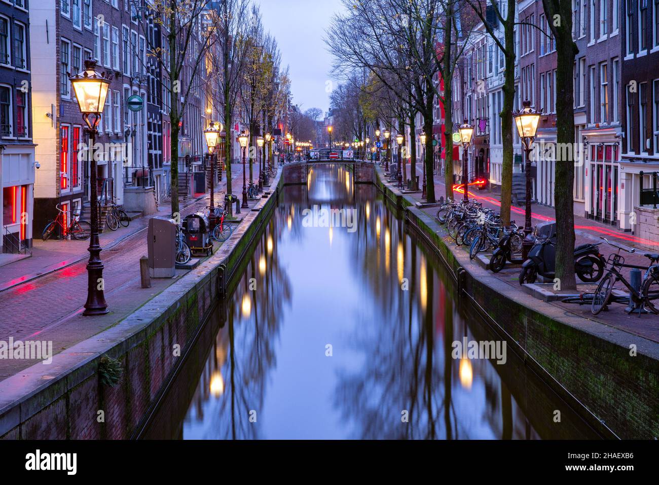 Empty De Wallen, famoso quartiere a luci rosse, durante l'ora blu del mattino, Amsterdam, Olanda, Paesi Bassi. Foto Stock