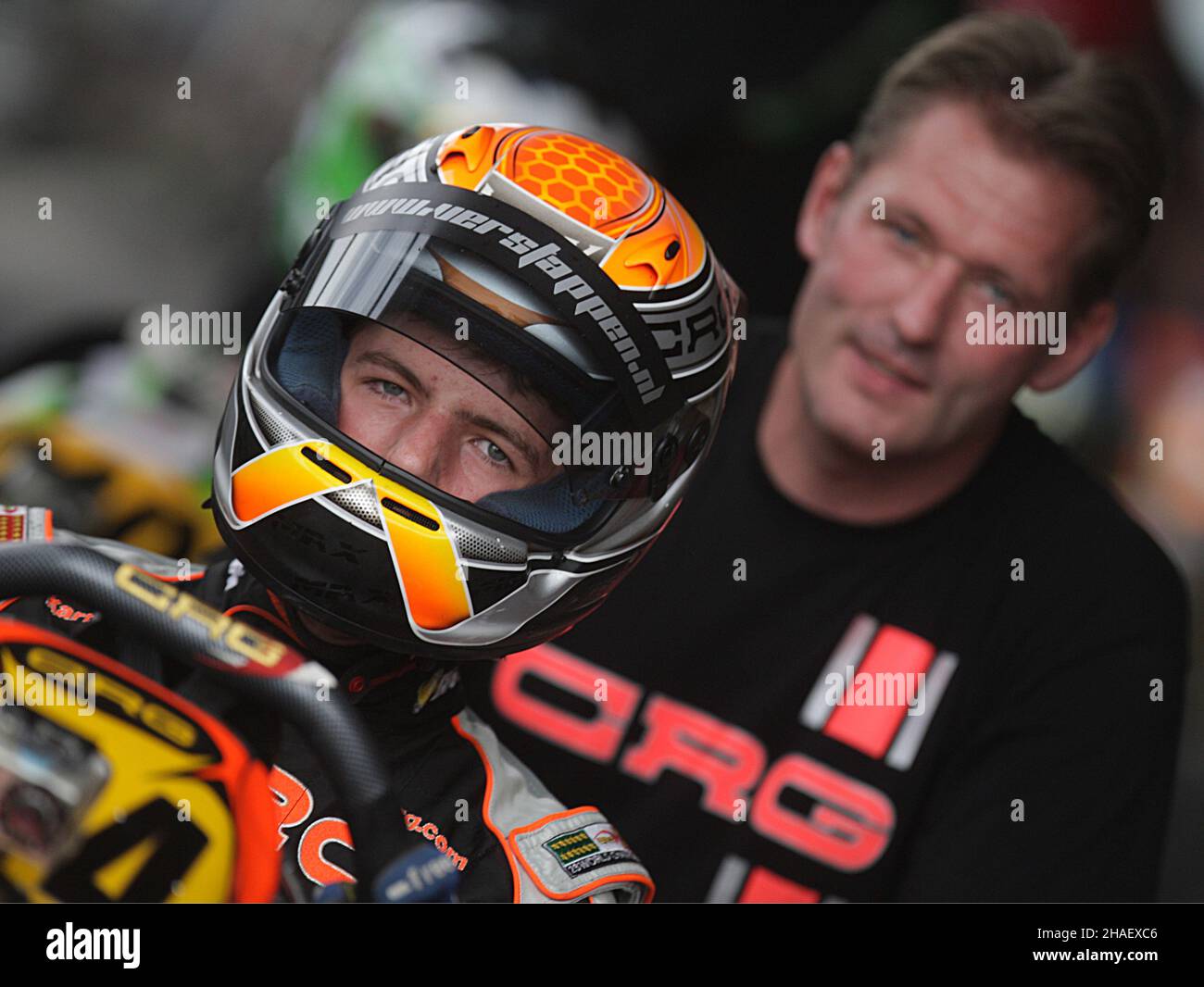 Max Vestappen (Ned), CRG TM, ritratto con il padre Jos durante il campionato europeo Karting KF2 nel 2012 - Foto: Jacky Foulatier / DPPI Foto Stock