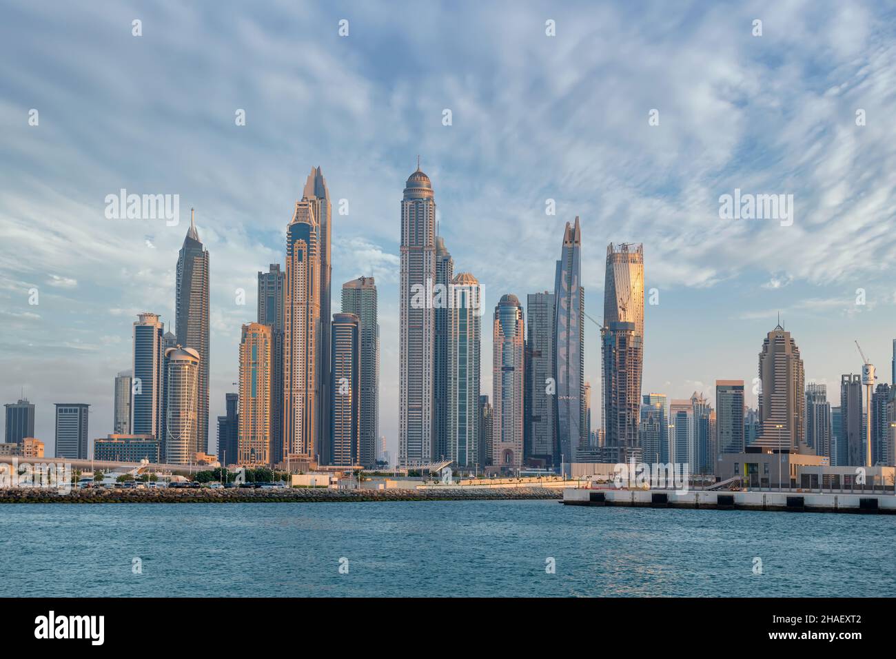 La splendida Dubai Marina e la famosa spiaggia di Jumeirah al tramonto, negli Emirati Arabi Uniti Foto Stock