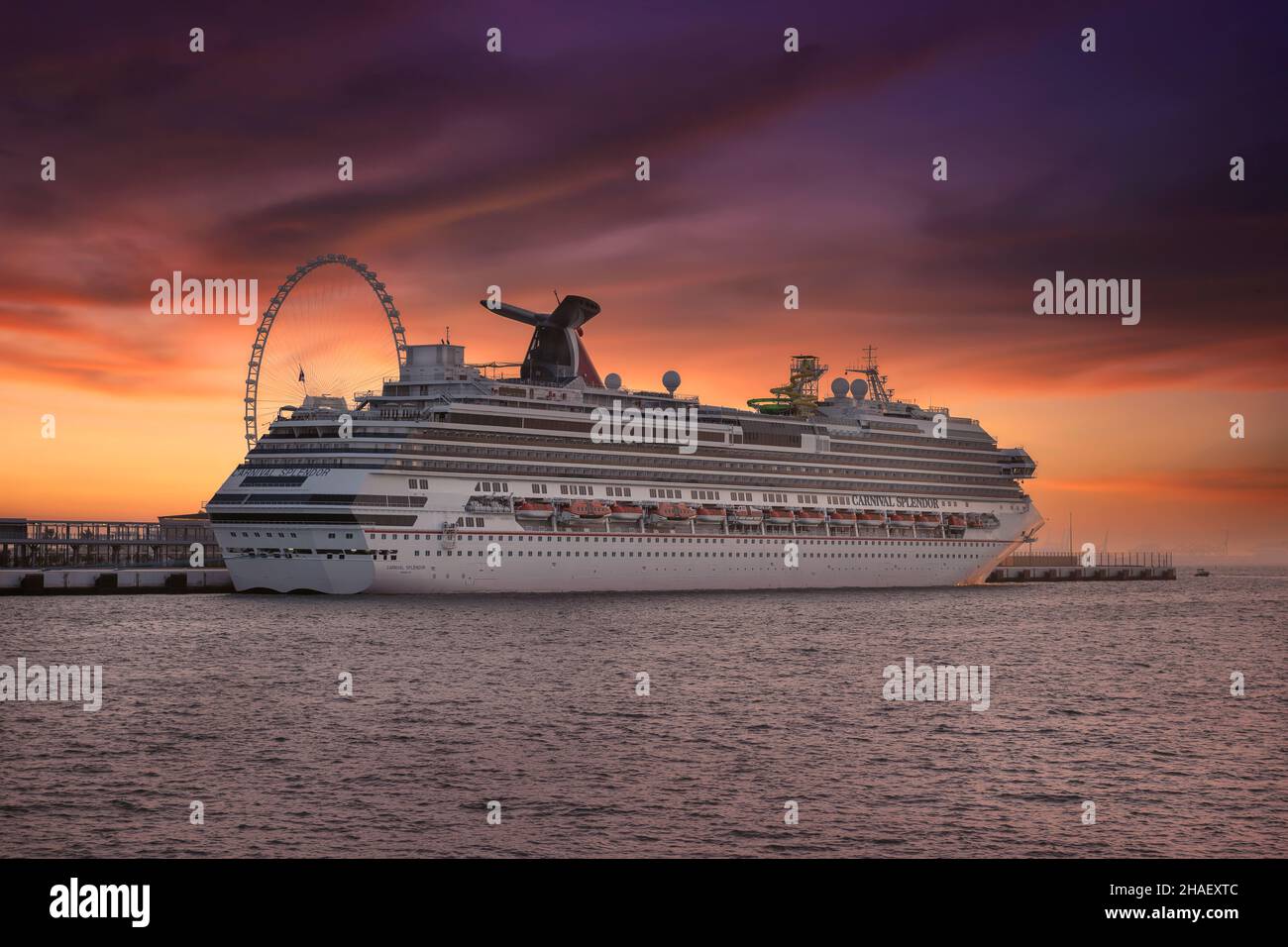 Nave da crociera in piedi sull'ancora a Marina Beach vicino all'isola di Palm Jumaira. Carnival Cruise Lines. Nave da crociera Carnival Splendor Foto Stock