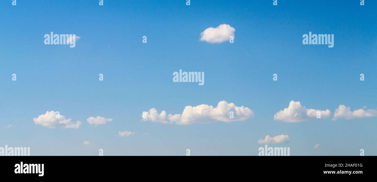 Nuvole bianche nel cielo estivo, foto della natura, meteo e vista aerea Foto Stock
