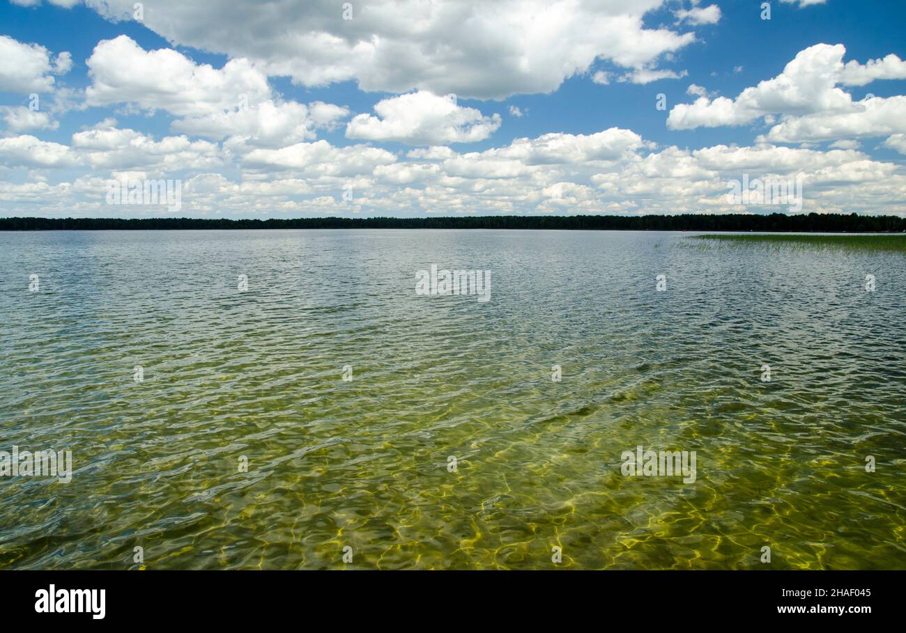 Estate lago sfondo naturale. Nuvole, acqua e cielo sfondo naturale Foto Stock