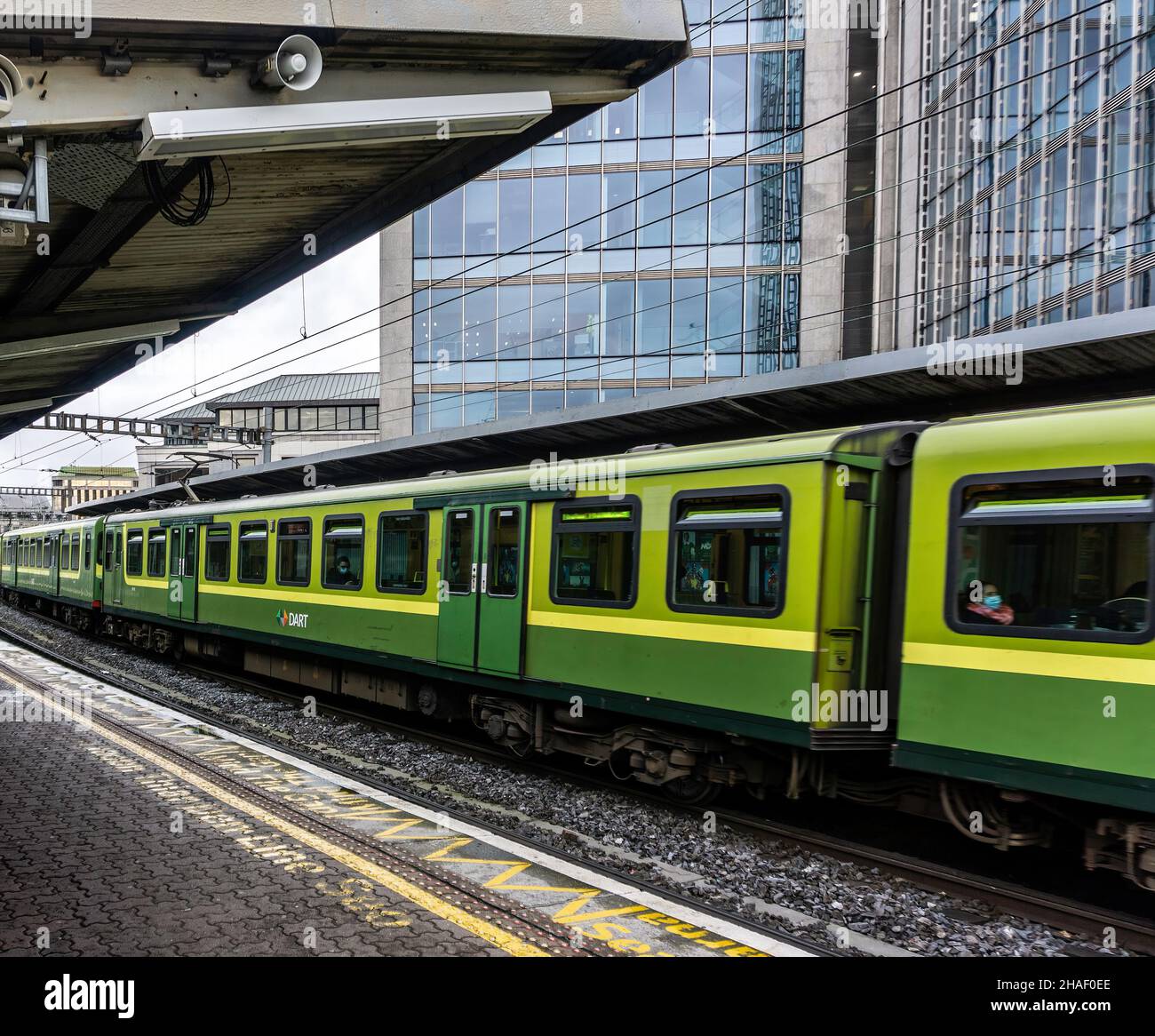 Un treno per pendolari Dart che passa attraverso la stazione ferroviaria di Tara Street a Dublino, Irlanda. Foto Stock