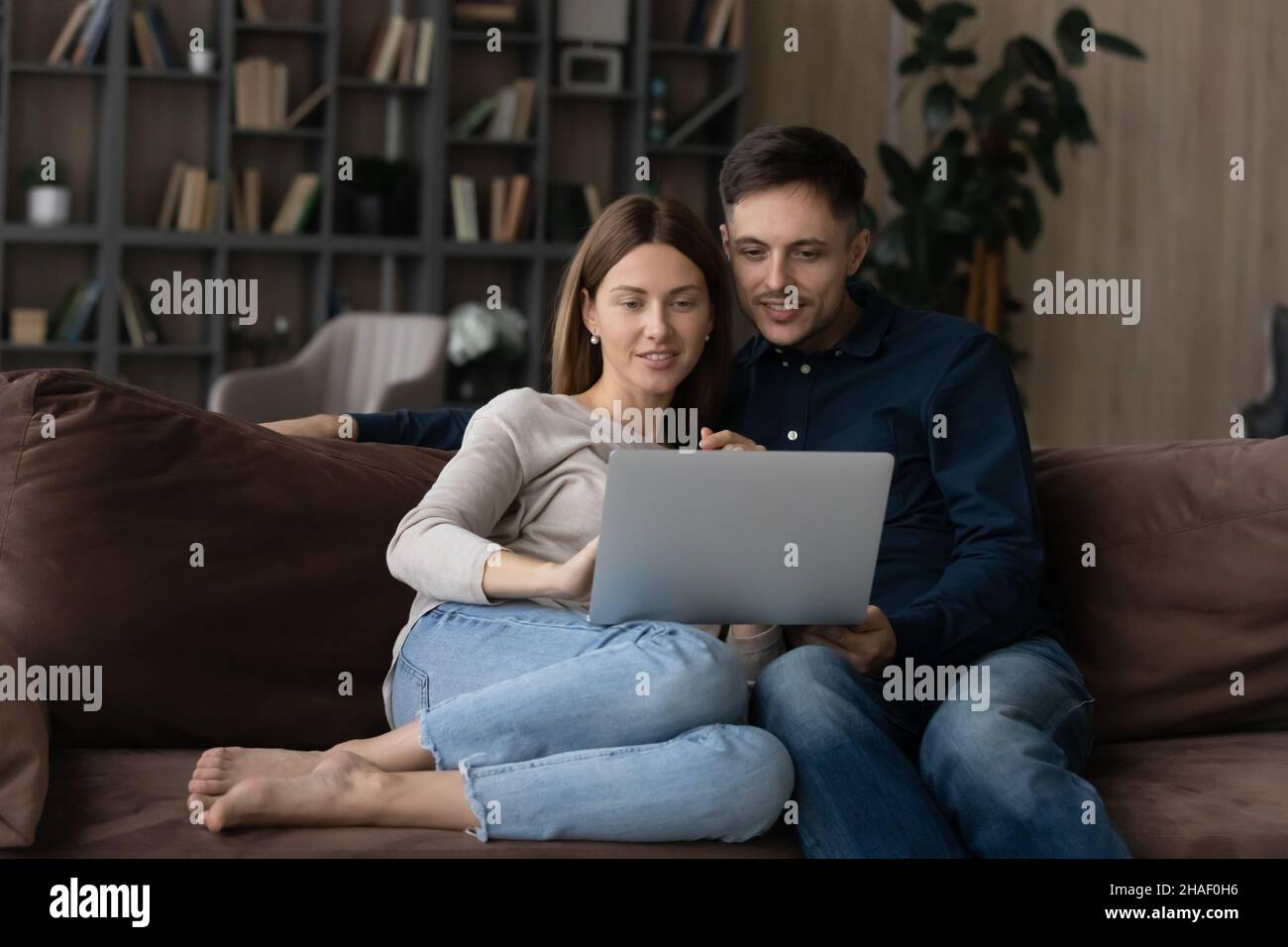 Buon legame con la giovane coppia di famiglia utilizzando il computer. Foto Stock