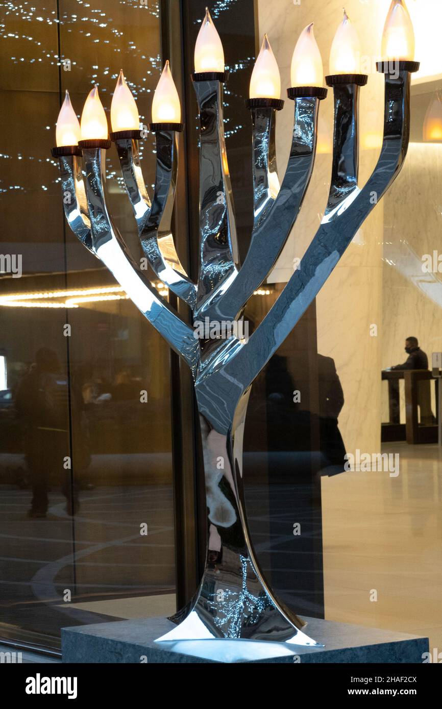 Hanukkah menorah è luminoso nel One Vanderbilt pedonale plaza, New York City, USA 2021 Foto Stock