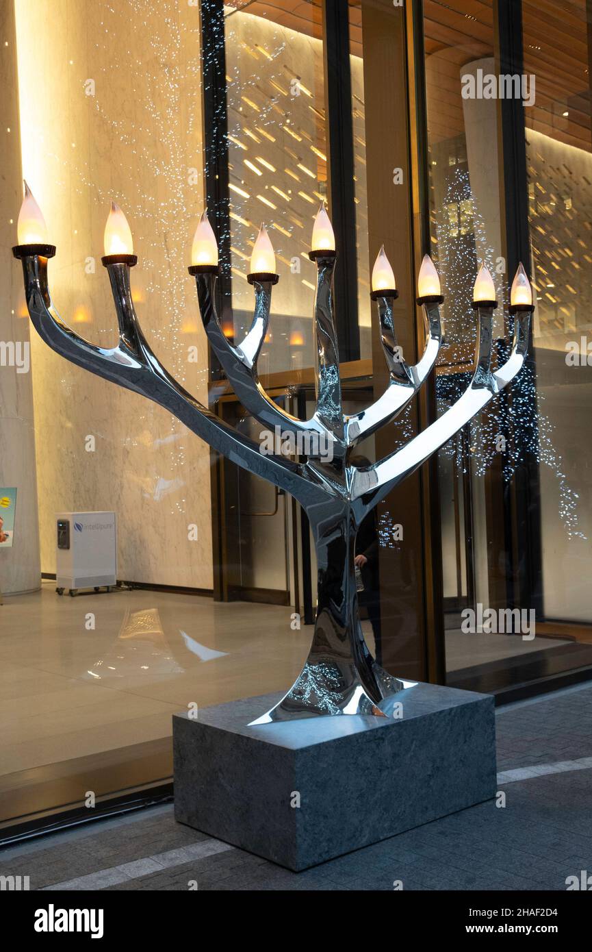 Hanukkah menorah è luminoso nel One Vanderbilt pedonale plaza, New York City, USA 2021 Foto Stock