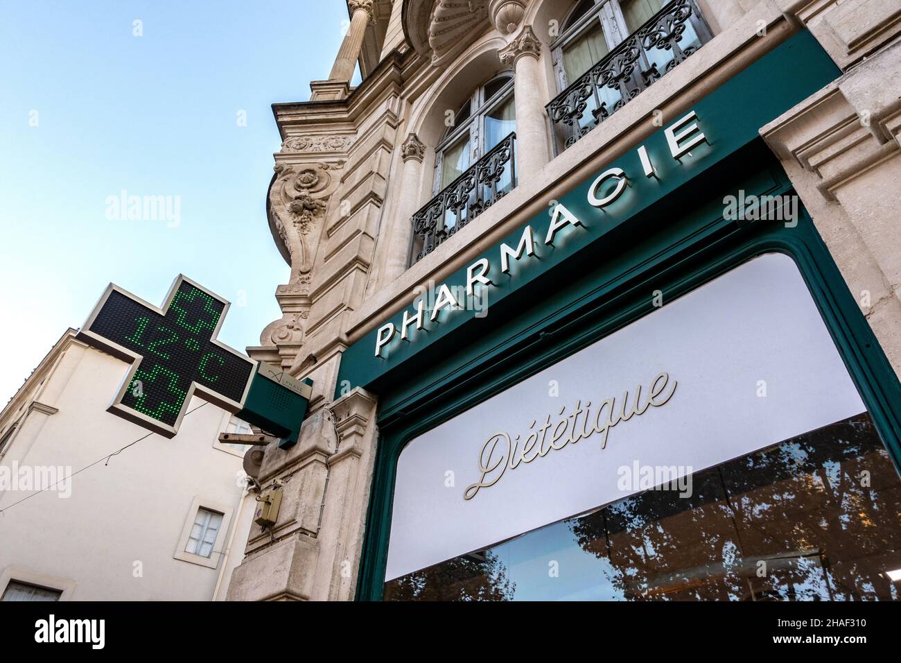 Farmacia francese in un angolo a Beziers, Francia Foto Stock