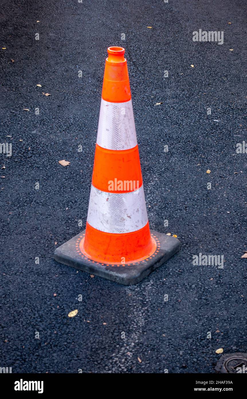 segnalazione cono stradale ostruito fuori strada Foto Stock