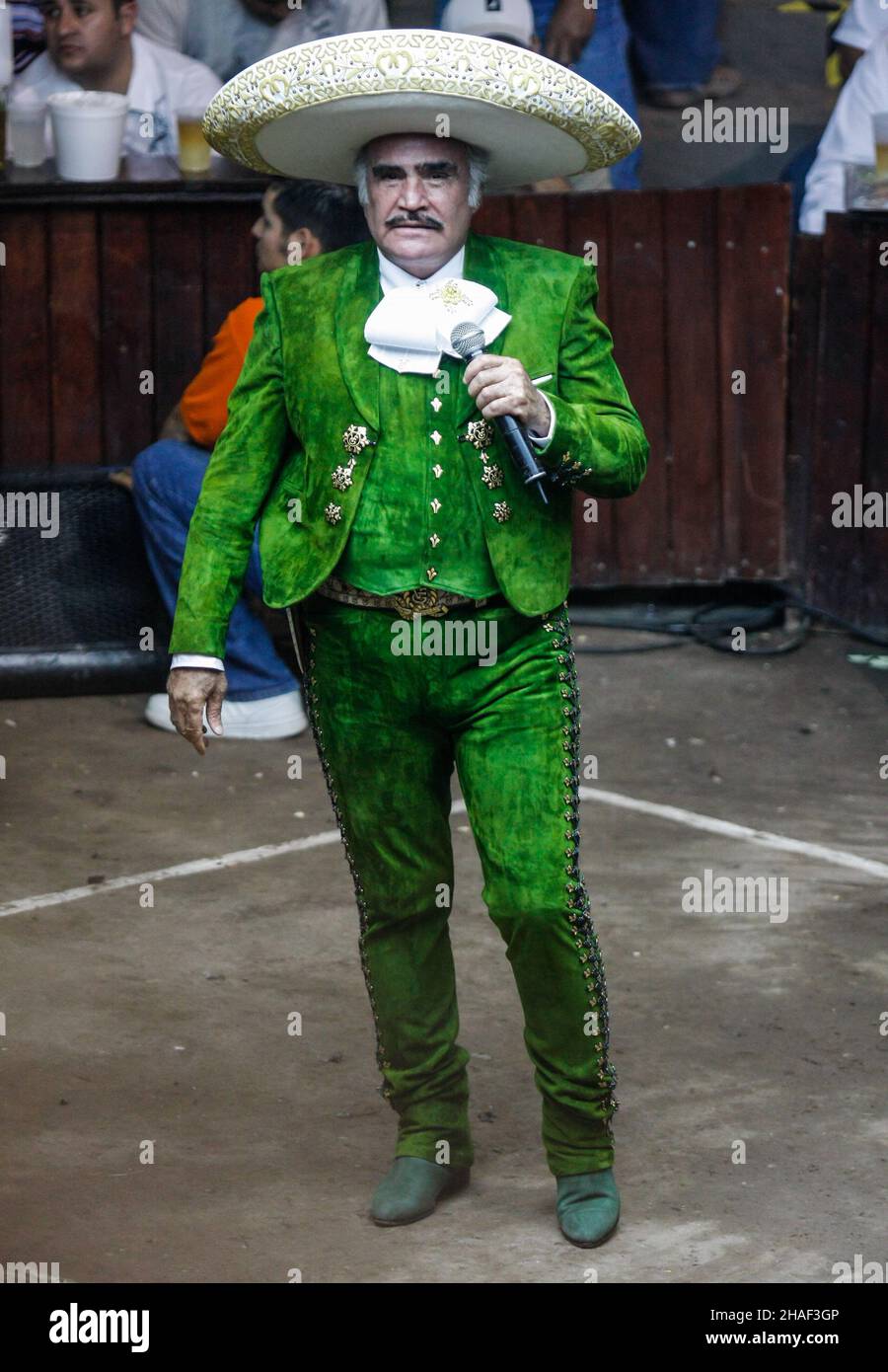 CITTÀ DEL MESSICO, MESSICO - MAGGIO 16: Vicente Fernandez, cantante di musica mariachi popolare, durante la sua presentazione nell'arena del palenque della sonora Cattle Expo il 16 maggio 2009 a Hermosillo, Messico (Foto di Luis Gutierrez / Norte Photo ) Foto Stock