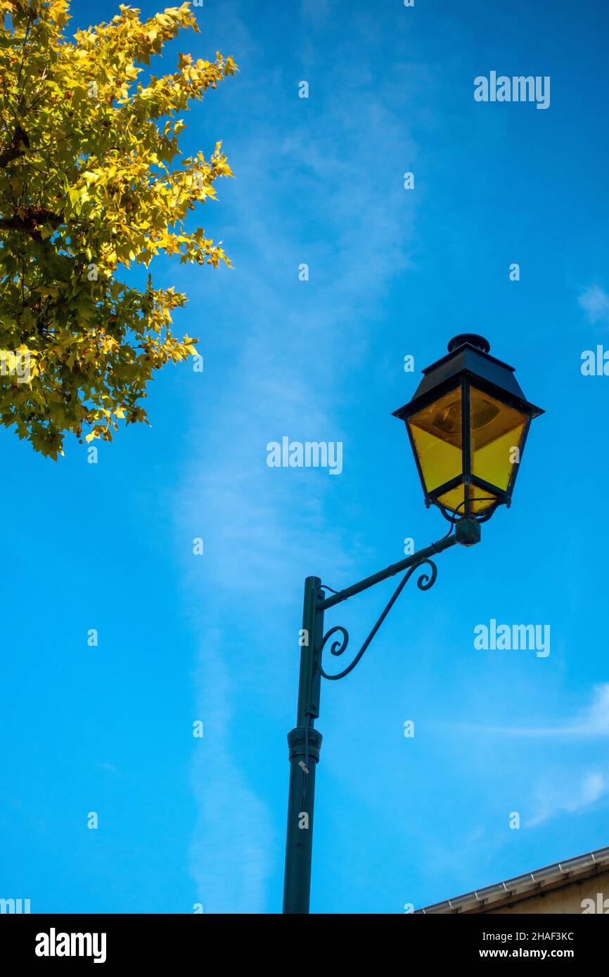 Lampione unico contro il cielo blu in Francia Foto Stock