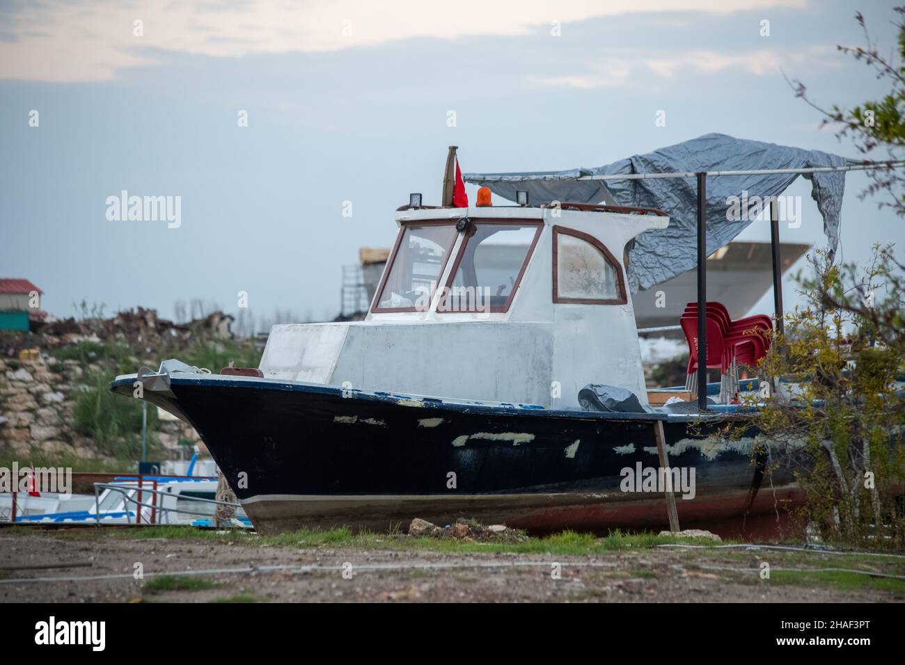 Una barca sbarcò per la riparazione Foto Stock