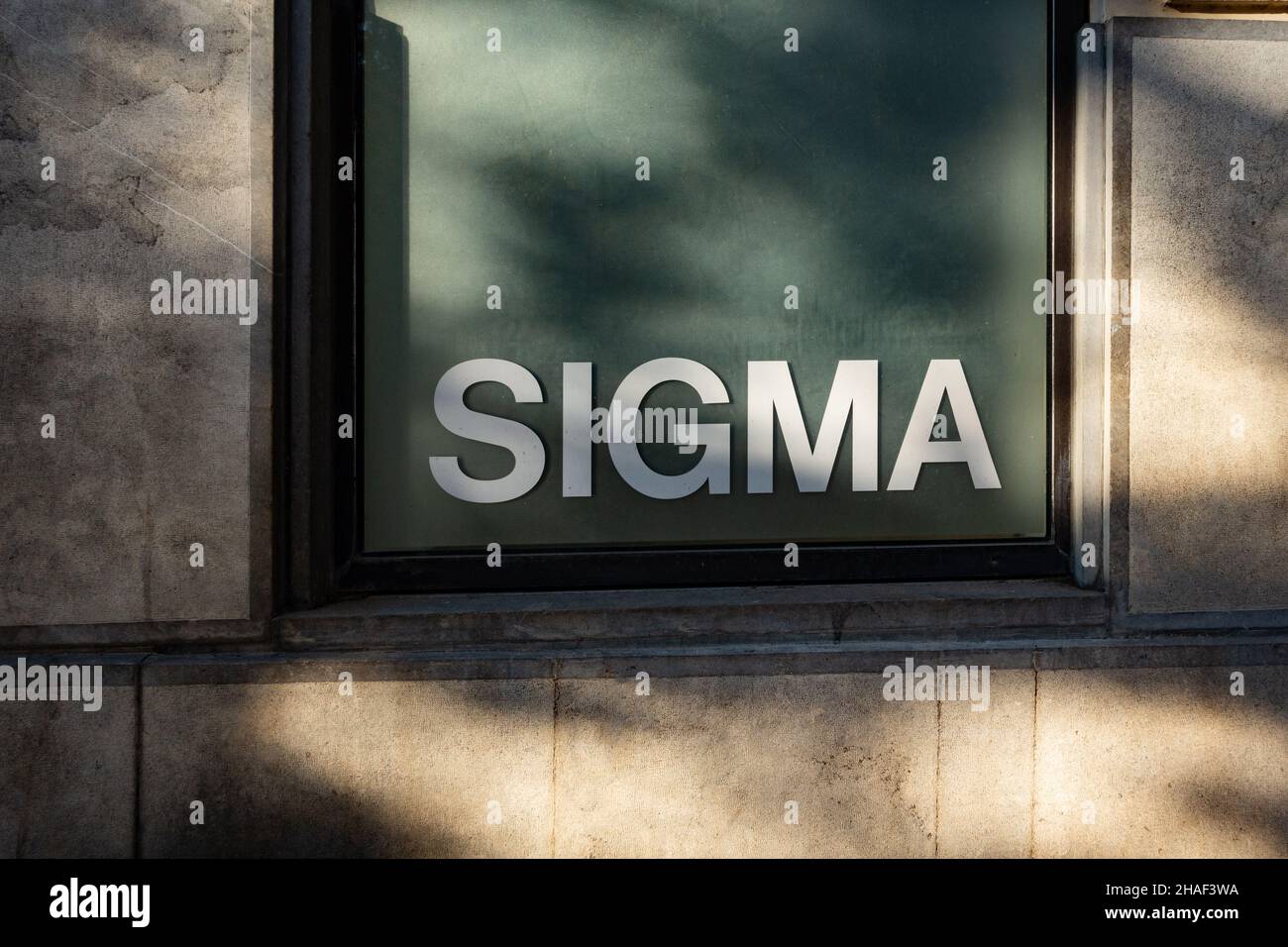 La parola Sigma su un cartello in una finestra vuota dell'ufficio a Beziers, Francia Foto Stock