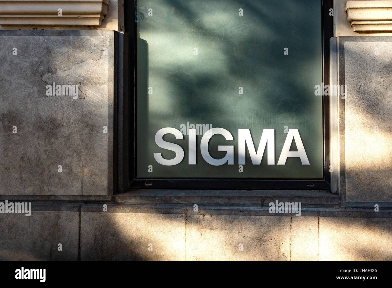 La parola Sigma su un cartello in una finestra vuota dell'ufficio a Beziers, Francia Foto Stock