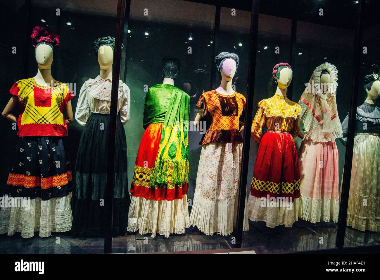 costumi esposti nel museo di frida kahlo, messico - dicembre, 2020. Foto di alta qualità Foto Stock