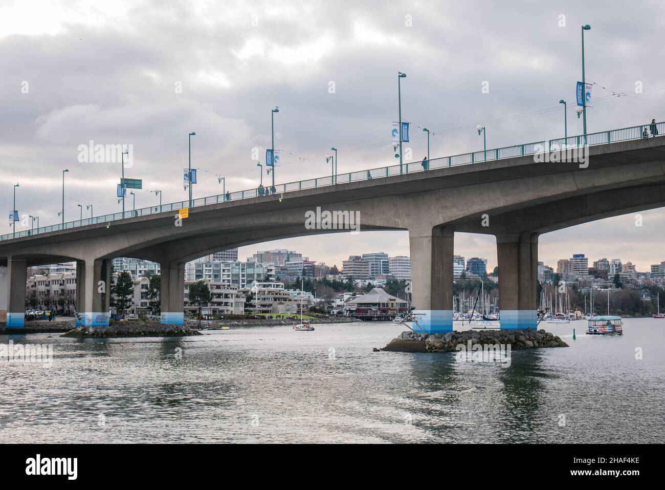 Il Cambie Bridge è un ponte a sei corsie simmetrico, prefabbricato, a diversa profondità, con box di tensione che attraversa False Creek a Vancouver, British Columbia. Foto Stock