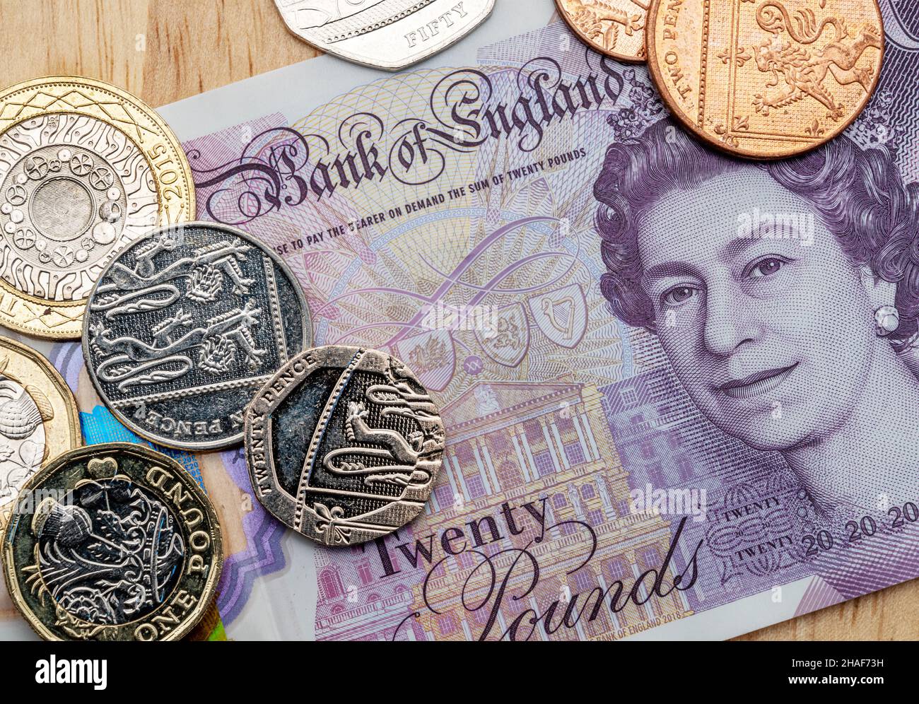 Bank of England una banconota da venti sterline con alcune monete britanniche. Foto Stock