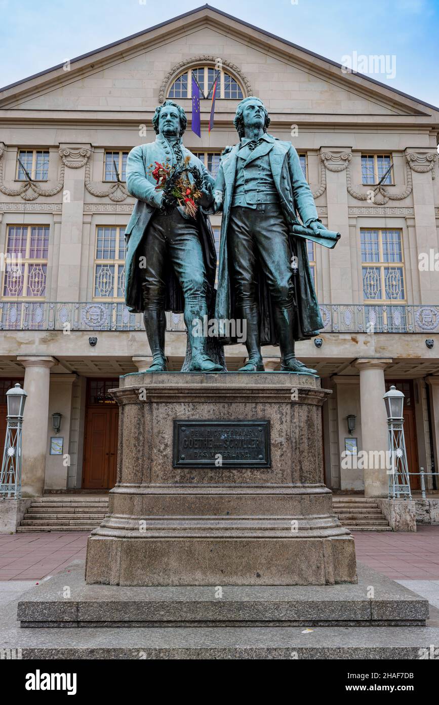 Il Goethe-Schiller-Denkmal, una statua raffigurante i due famosi poeti tedeschi a Weimar, Turingia, Germania. Foto Stock
