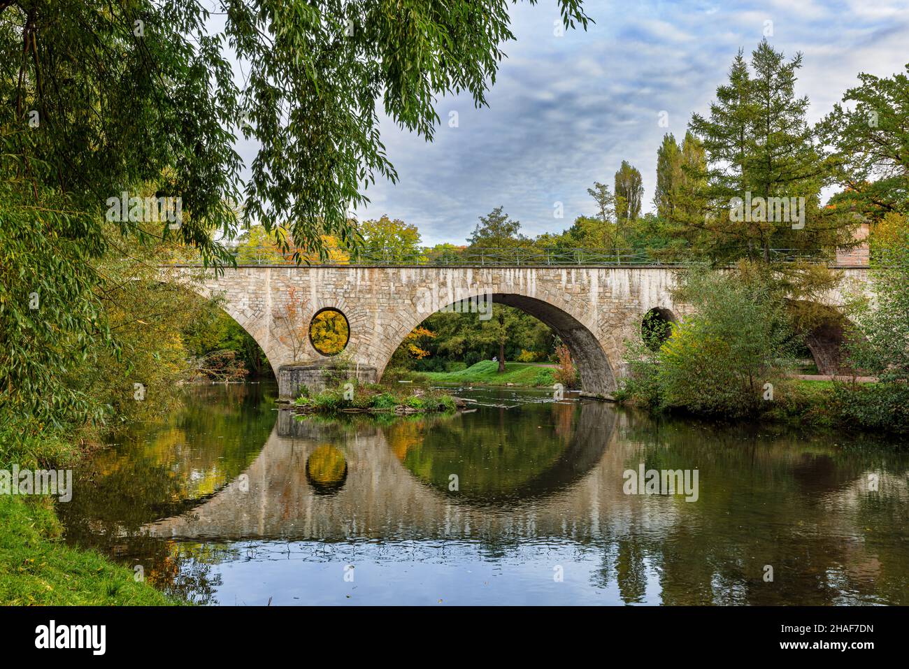 Il Sternbrücke, un ponte sul fiume ILM nel parco sulla ILM a Weimar, Turingia, Germania. Foto Stock