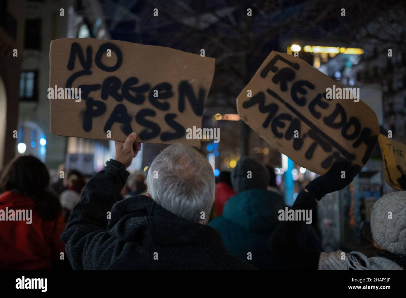 Centinaia di manifestanti si riuniscono nel centro di Saragozza per protestare contro il passaporto Covid, affermando che viola uno dei punti dello Span Foto Stock