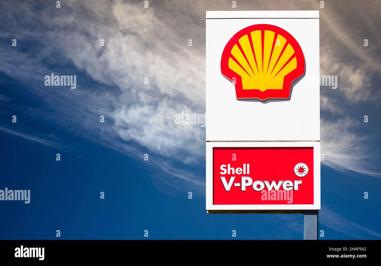 SANTA CATARINA, BRASILE - 30 ottobre 2021: Vista del cartello Shell V-power presso la stazione di rifornimento Shell di Santa Catarina, Brasile Foto Stock