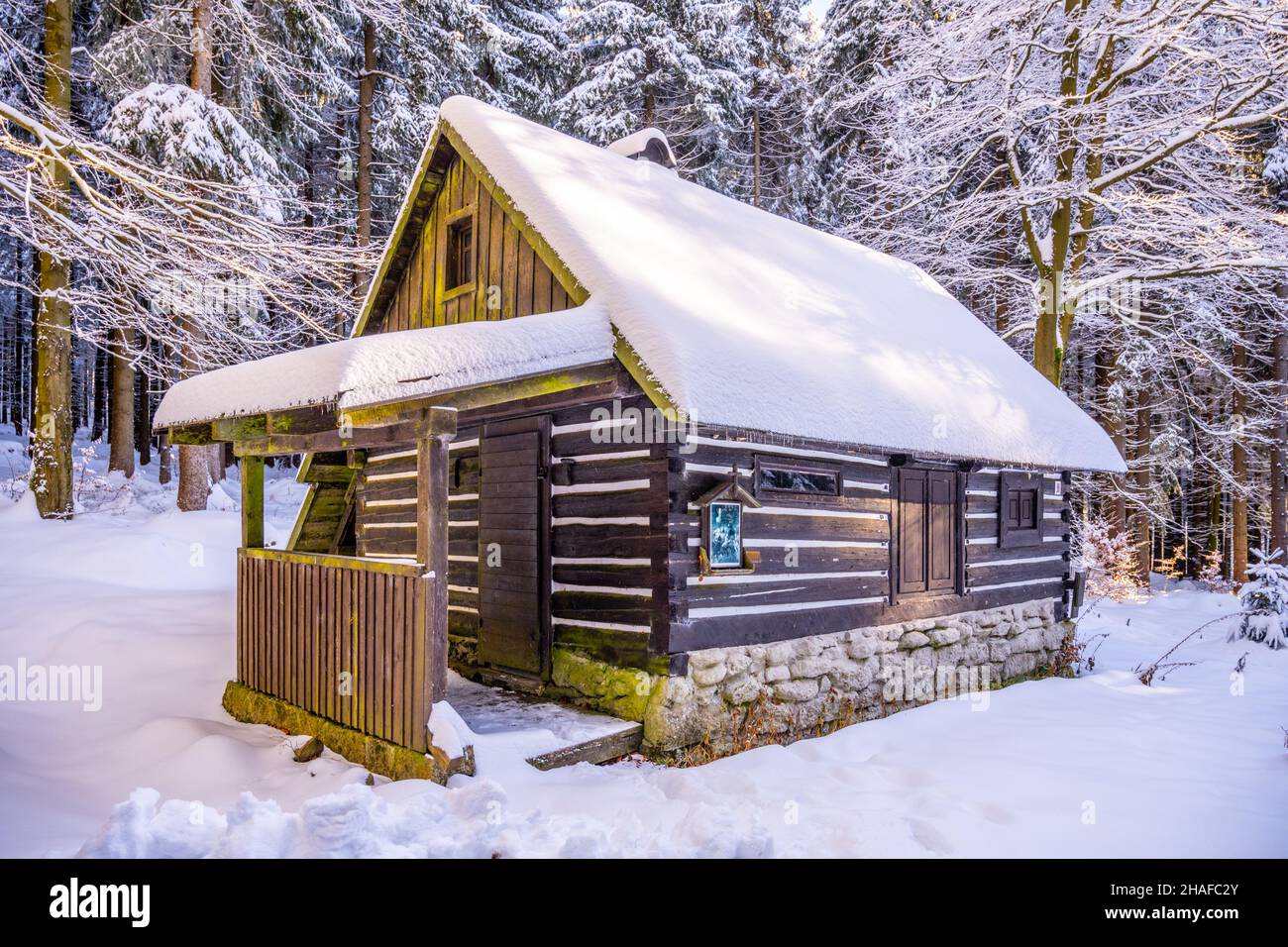 Piccola cabina forestale in legno in inverno Foto Stock
