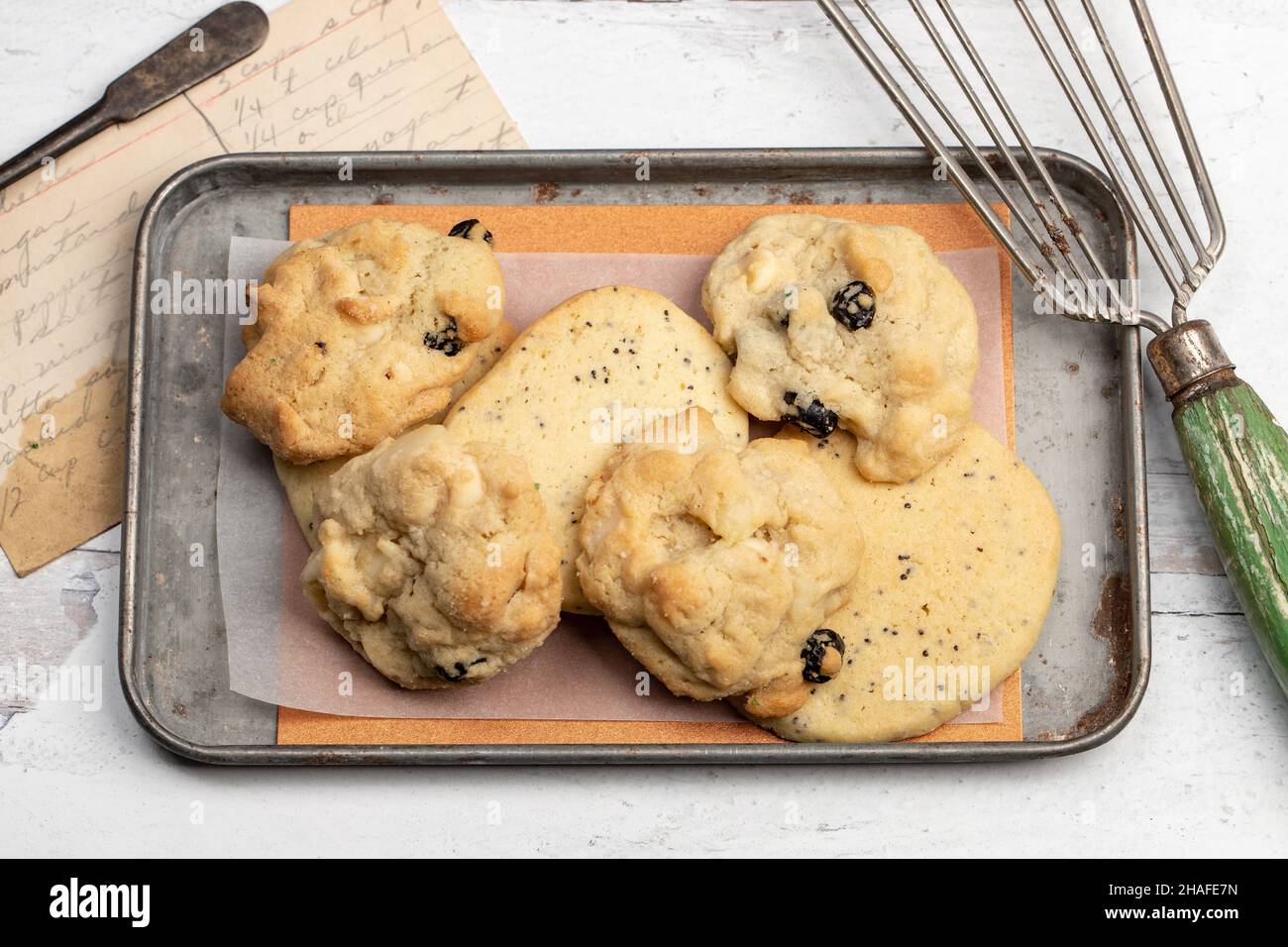 Vassoio di biscotti fatti in casa con ricetta e utensili da cucina d'epoca si stendere piatto con tema rustico Foto Stock
