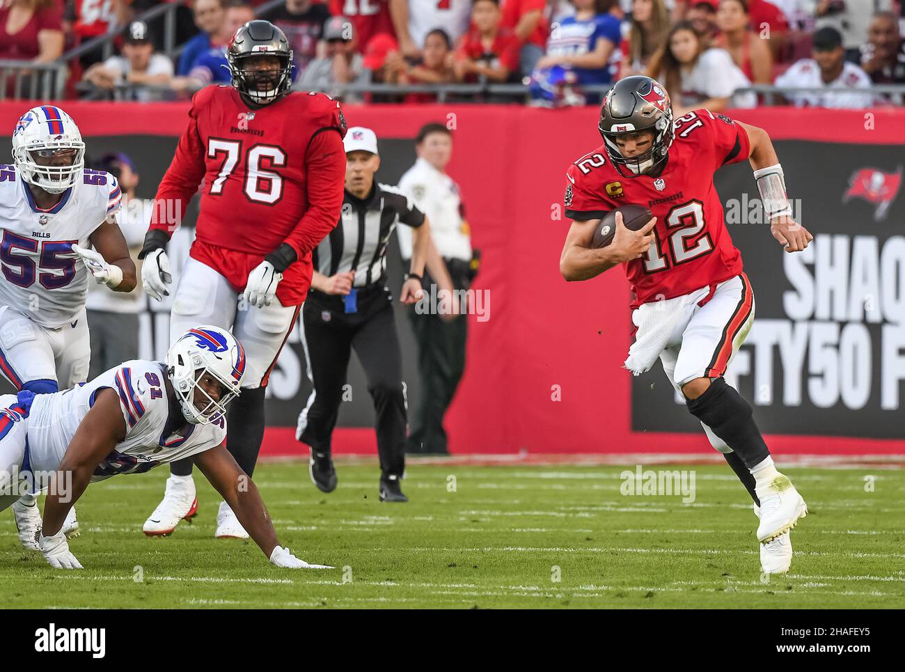 Tampa, Stati Uniti. 12th Dic 2021. Tampa Bay Buccaneers' Donavan Smith (76) e Buffalo Bills' Jerry Hughes (55) ed ed Oliver (91) guardano come Tom Brady, quartback di Tampa Bay (12), scrambles durante la prima metà al Raymond James Stadium di Tampa, Florida, domenica 12 dicembre 2021. Foto di Steve Nesius/UPI Credit: UPI/Alamy Live News Foto Stock