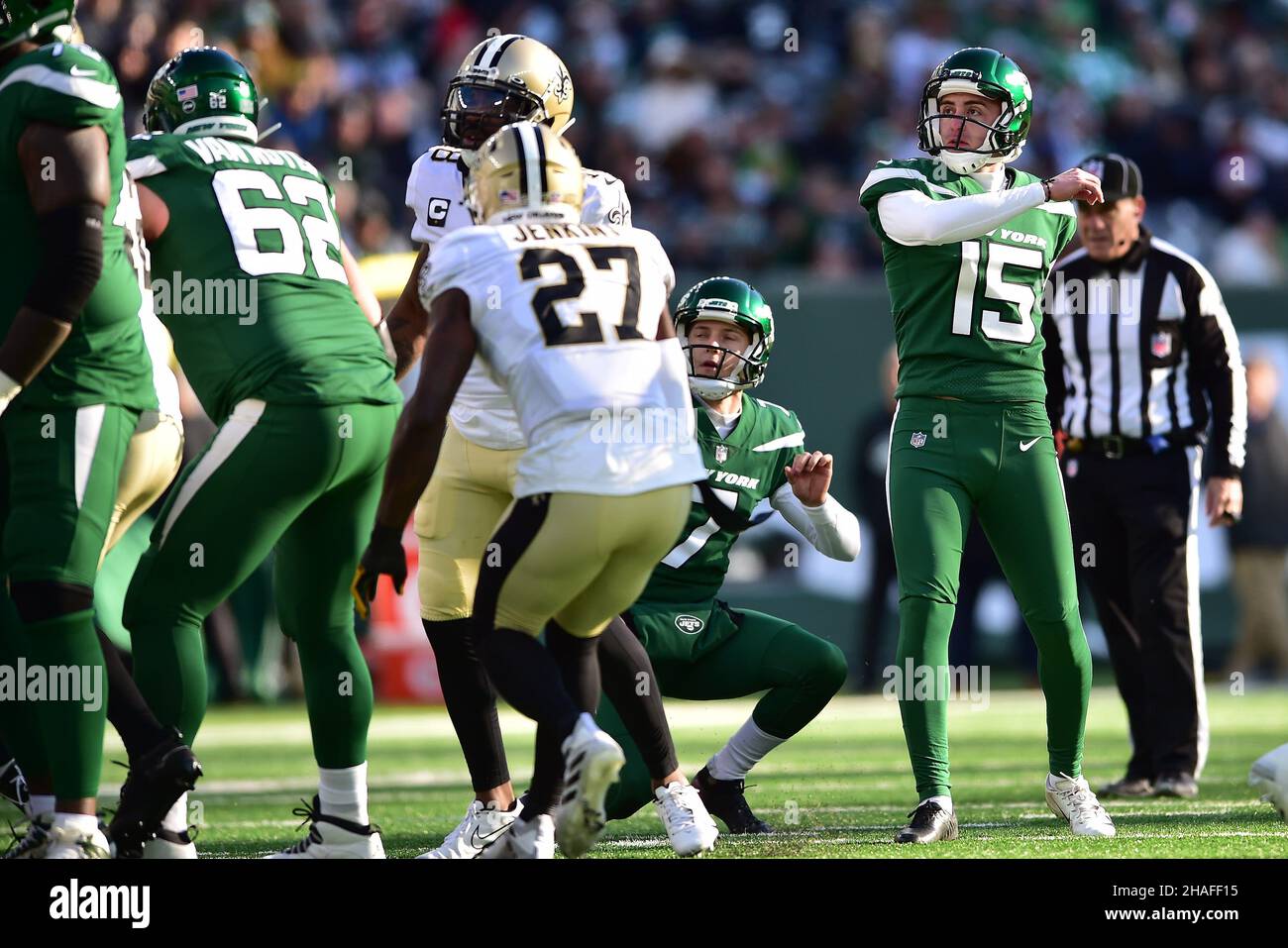 East Rutherford, New Jersey, Stati Uniti. 12th Dic 2021. New York Jets Place kicker EDDY PINEIRO (15) si converte al MetLife Stadium in East Rutherford New Jersey New Orleans sconfigge New York dal 30 al 9 (Credit Image: © Brooks von Arx/ZUMA Press Wire) Credit: ZUMA Press, Inc./Alamy Live News Foto Stock