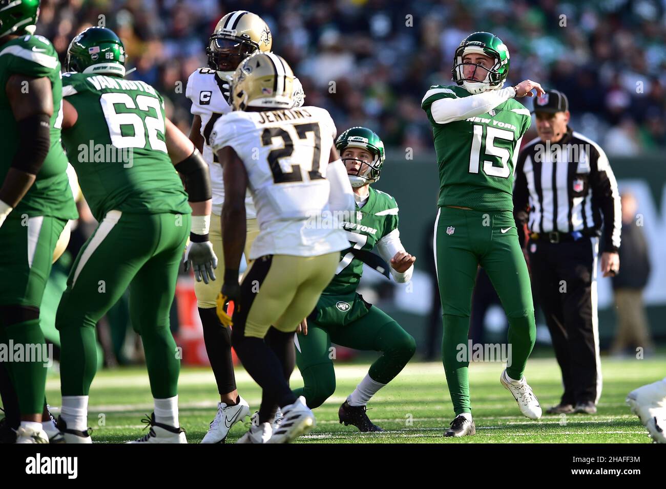 East Rutherford, New Jersey, Stati Uniti. 12th Dic 2021. New York Jets Place kicker EDDY PINEIRO (15) si converte al MetLife Stadium in East Rutherford New Jersey New Orleans sconfigge New York dal 30 al 9 (Credit Image: © Brooks von Arx/ZUMA Press Wire) Credit: ZUMA Press, Inc./Alamy Live News Foto Stock