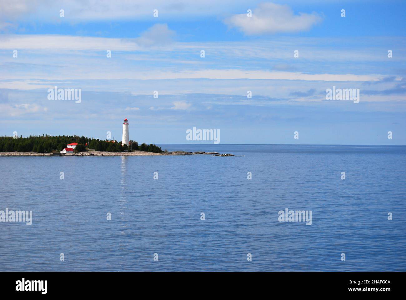 Faro bianco con cielo blu nella penisola di Tobermory Bruce orizzontale Foto Stock