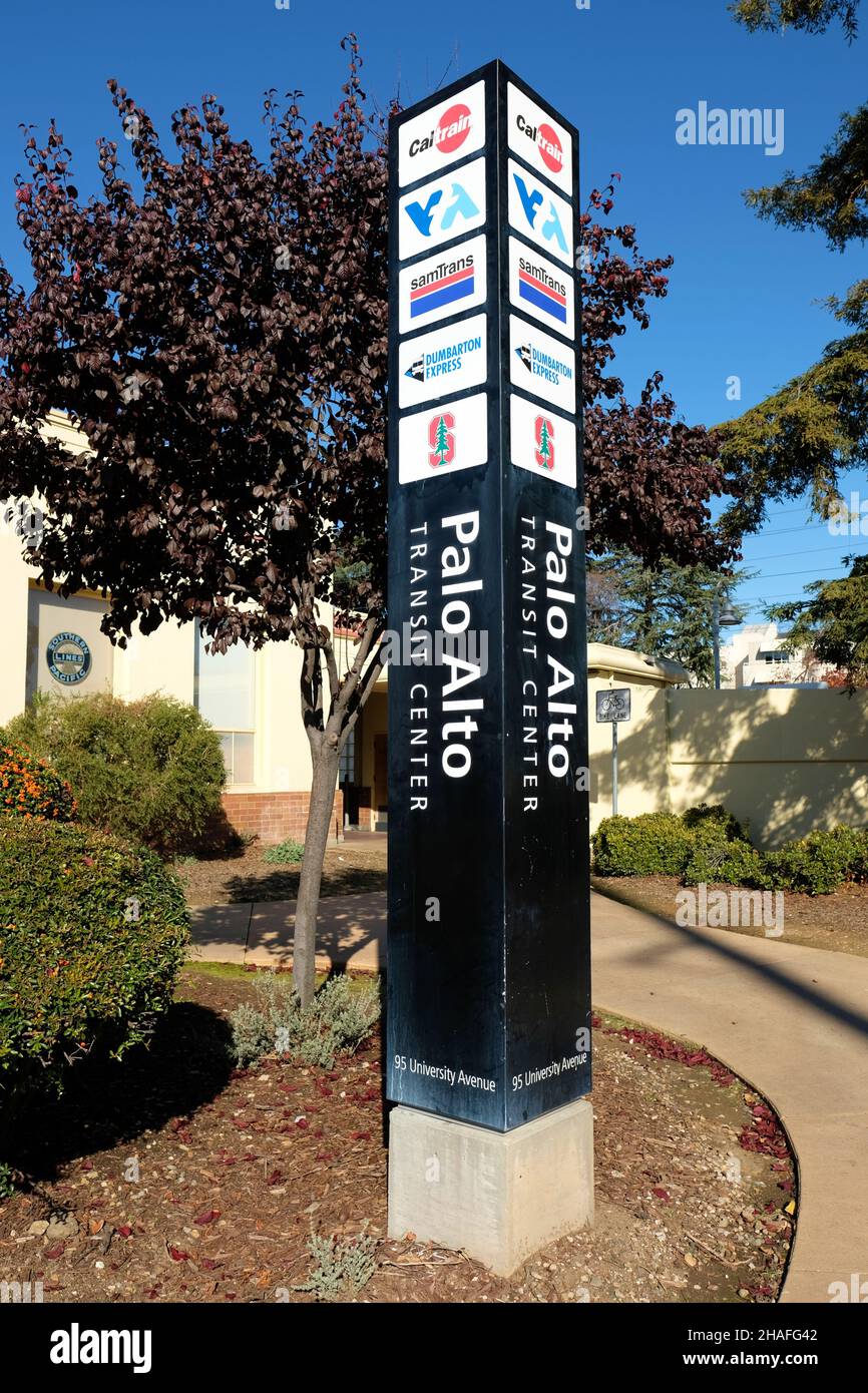 Cartello presso il centro intermodale Palo Alto Transit con i nomi dei servizi di trasporto pubblico disponibili: SamTrans, Caltrain, VTA, Dumbarton Express. Foto Stock