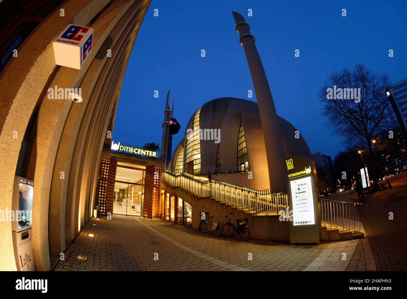 Colonia, Germania - 07 dicembre 2021: Scala illuminata per il centro DITIB e la moschea di colonia al crepuscolo Foto Stock