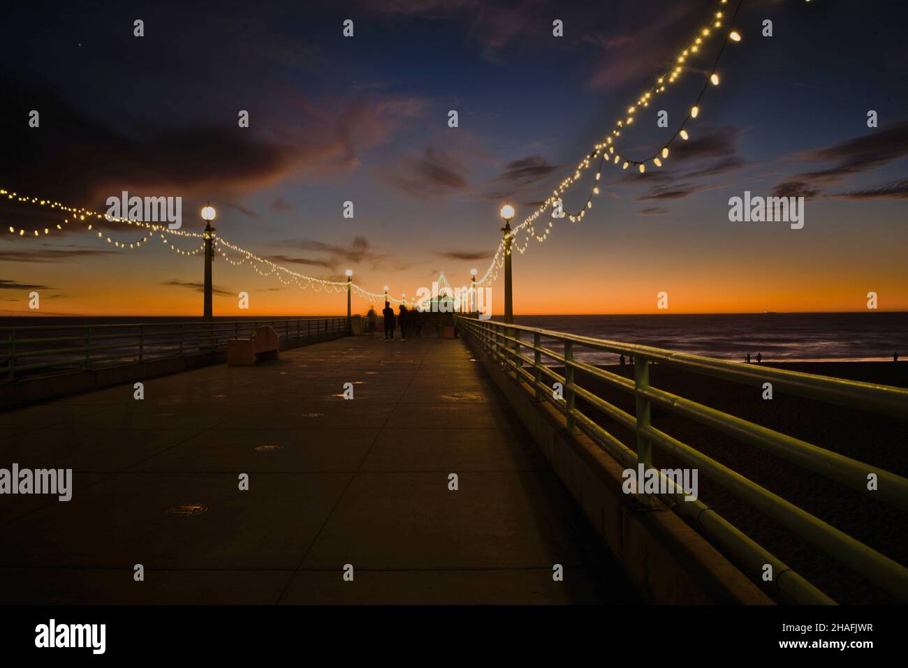 Bellezza naturale della costa californiana, scattata subito dopo il tramonto a Manhattan Beach. La luce di un'emozione colorata abbonda le distinazioni dei viaggi più importanti. Foto Stock