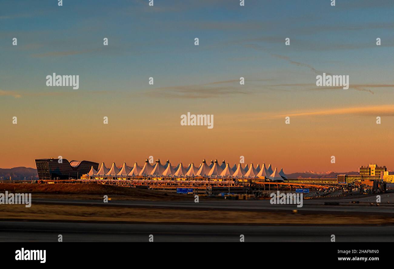 L'aeroporto internazionale di Denver al crepuscolo contro il cielo del tramonto Foto Stock