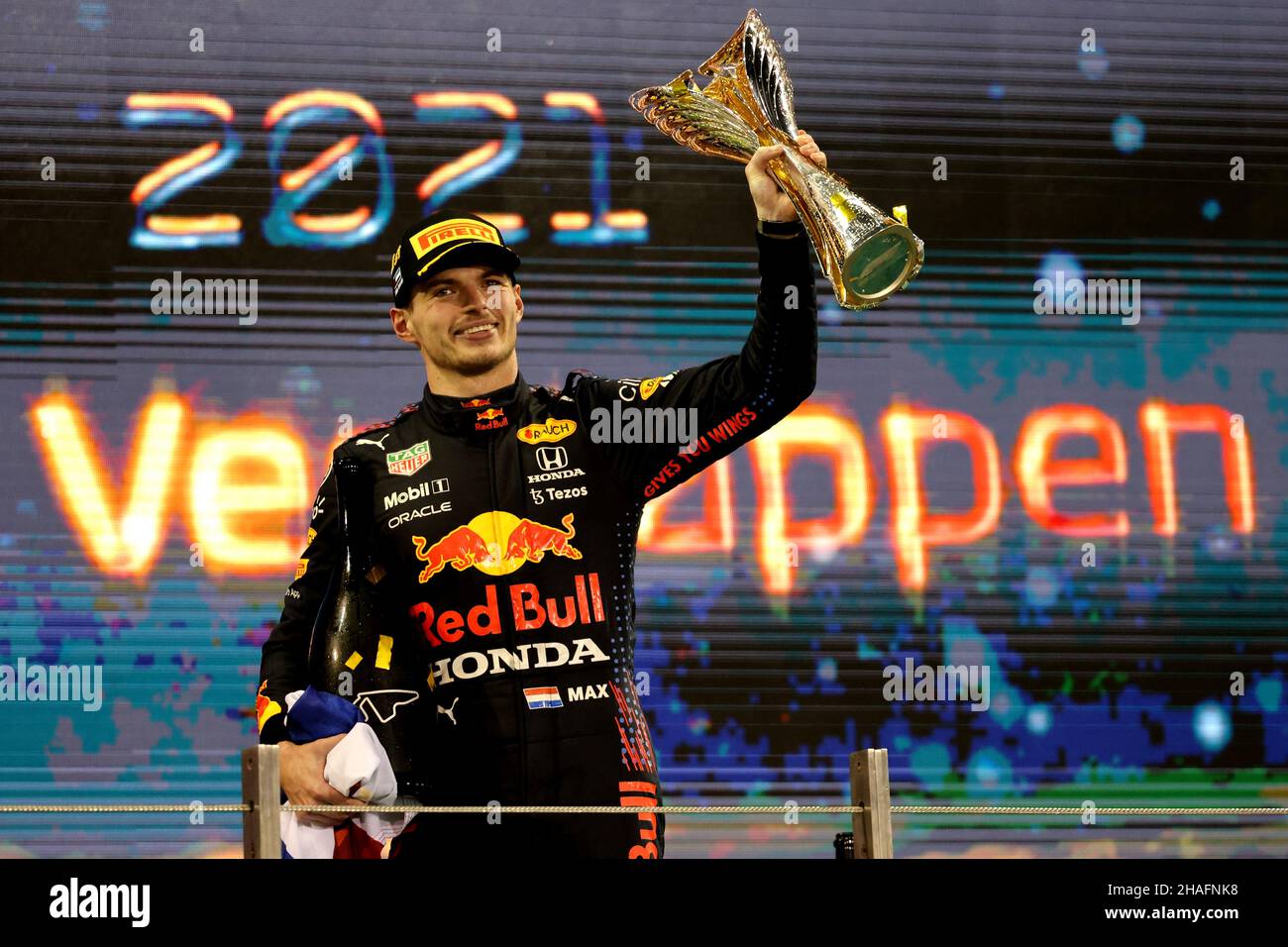 Abu Dhabi. 12th Dic 2021. Il pilota Red Bull Max Verstappen dei Paesi Bassi festeggia con il trofeo dopo aver vinto il Gran Premio di Formula uno ad Abu Dhabi, negli Emirati Arabi Uniti, il 12 dicembre 2021. Il driver Red Bull Max Verstappen dei Paesi Bassi ha vinto il campione del mondo del 2021. Credit: Xinhua/Alamy Live News Foto Stock