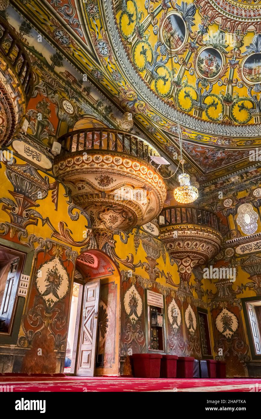 Vista interna della Sarena Dzamija o moschea decorata a Tetovo, Macedonia del Nord Foto Stock