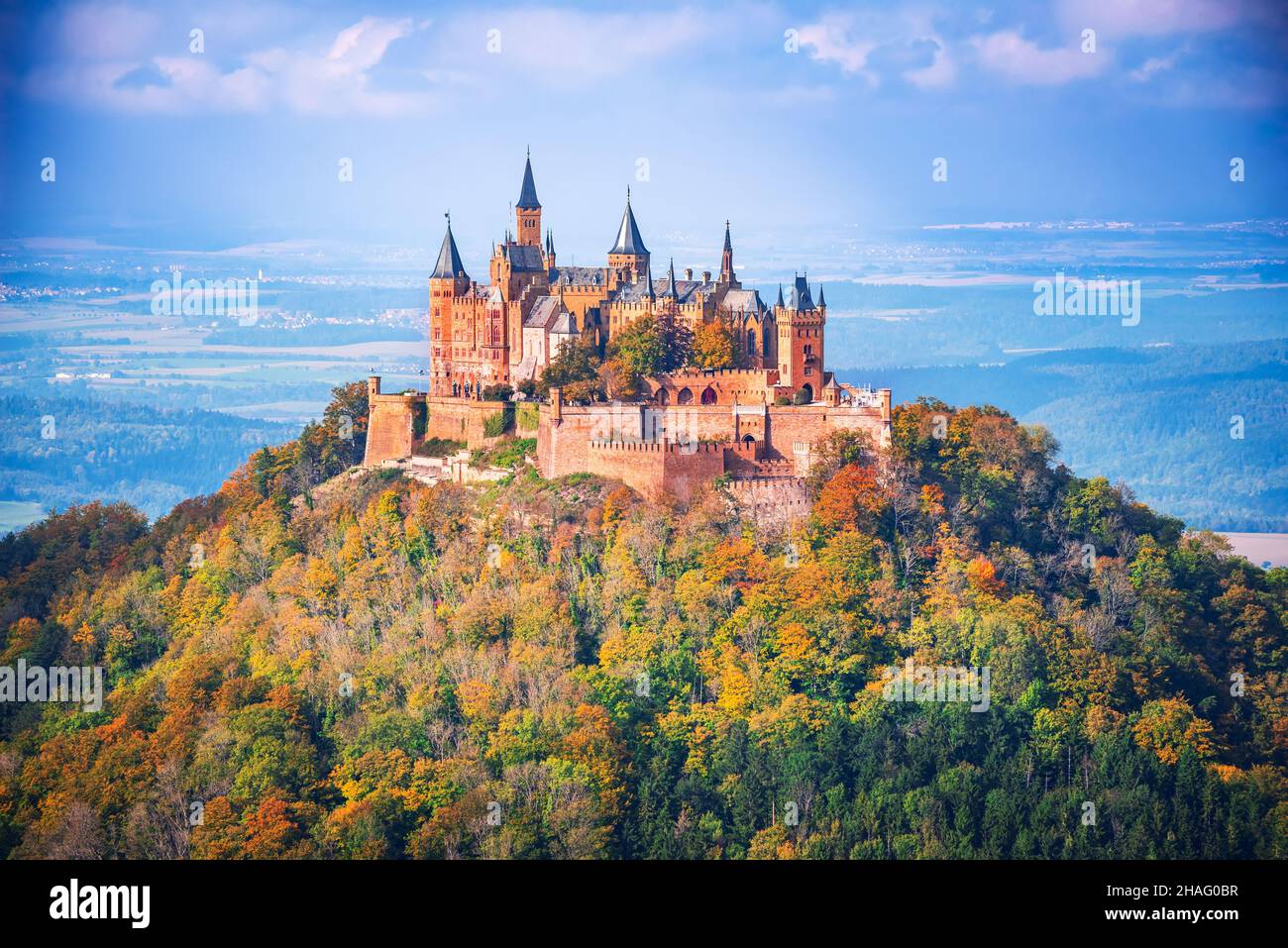 Autunno coloerd wiew del castello di Hohenzollern nel distretto Zollernalbkreis Alpi Sveve - Baden-Wurttemberg, Germania Foto Stock