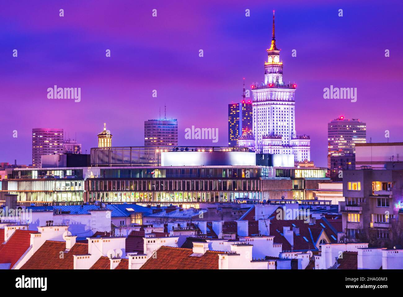 Varsavia, Polonia. Bella architettura del centro di Warszawa con il Palazzo della Cultura di notte. Foto Stock