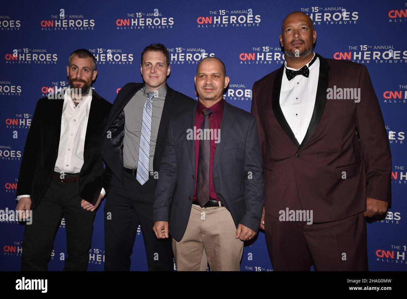 New York, NY, USA. 12th Dic 2021. Ufficiale Michael Fanone, ufficiale Daniel Hodges, Sgt. Aquilino Gonell, ufficiale Harry Dunn agli arrivi per 15th annuale CNN Heroes All-Star Tribute, American Museum of Natural History, New York, NY 12 dicembre 2021. Credit: Kristin Callahan/Everett Collection/Alamy Live News Foto Stock