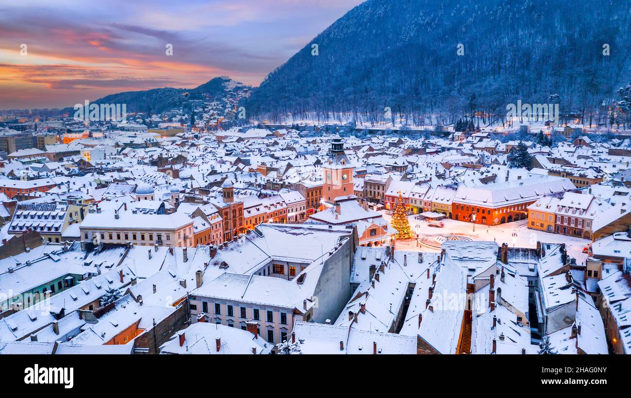 Brasov, Romania. Vista aerea di Piazza del Consiglio e albero di Natale, punto di riferimento della Transilvania, Europa orientale Foto Stock