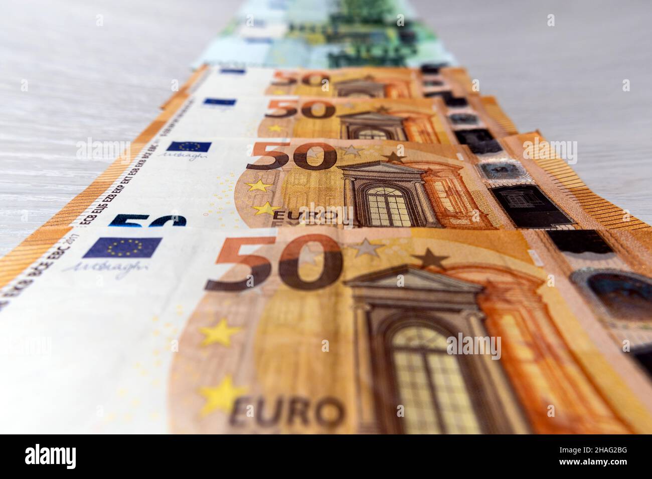 Molti euro in contanti sono sul tavolo. Un sacco di soldi. Calcolo delle donazioni finanziarie. Contabilità dei fondi.mezzi di pagamento e salari in Europa c Foto Stock