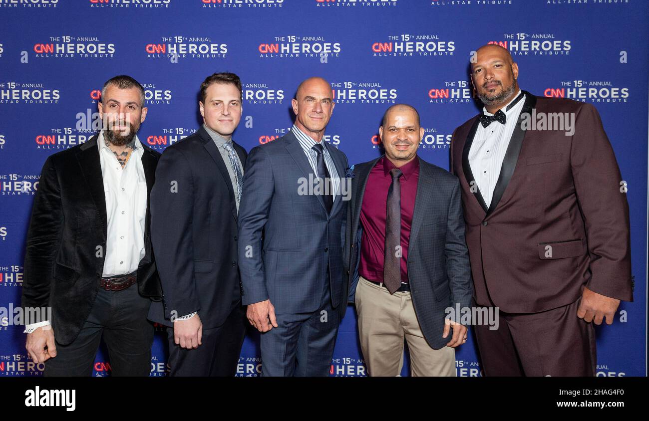 New York, NY - 12 dicembre 2021: Ufficiali della polizia Michael Fanone, Daniel Hodges, Aquilino Gonell, Harry Dunn e Christopher Meloni (C) partecipano 15th annuale CNN Heroes All-Star Tribute al Museo Americano di Storia Naturale Foto Stock