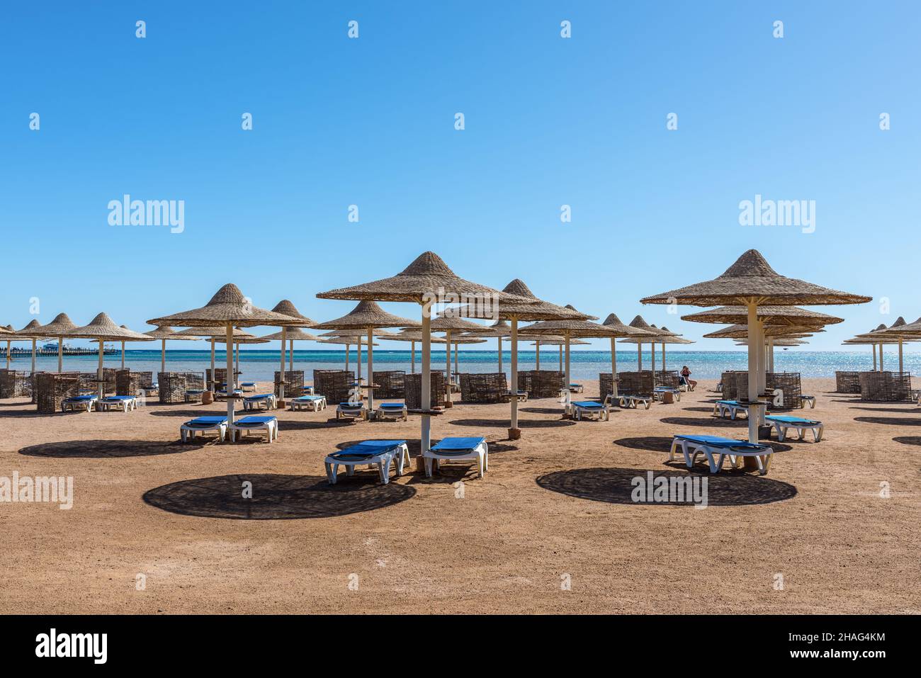 Hurghada, Egitto - 25 maggio 2021: Ombrelloni e lettini su una spiaggia  vuota del Stella di Mare Beach Resort and Spa situato nella Baia di Makadi,  che o Foto stock - Alamy