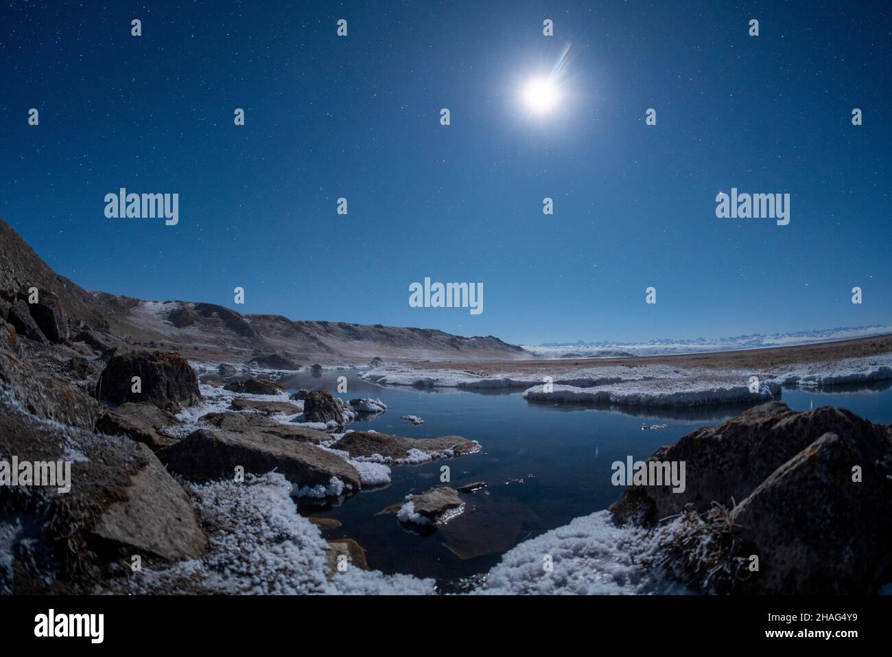 BAZHOU, CINA - 12 DICEMBRE 2021 - un acquazzone di meteor Geminid striscia attraverso il cielo notturno la mattina presto del 12 dicembre 2021, a Bazhou, Xinjiang Foto Stock