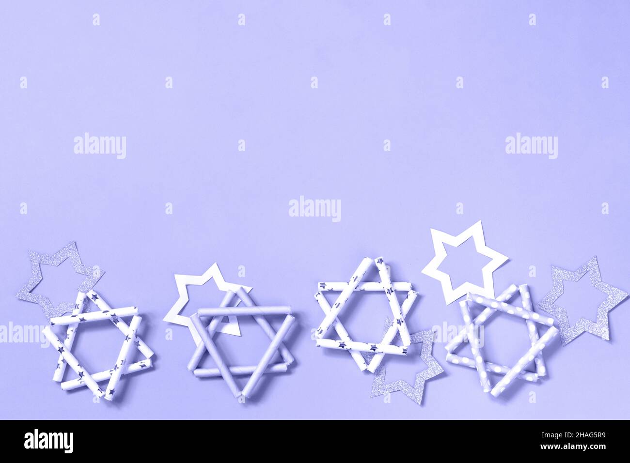 Festa ebraica Hanukkah. Simbolo della stella di Hanukkah di David. Molto peri colore 2022. Vista dall'alto, disposizione piatta con spazio per la copia. Foto Stock