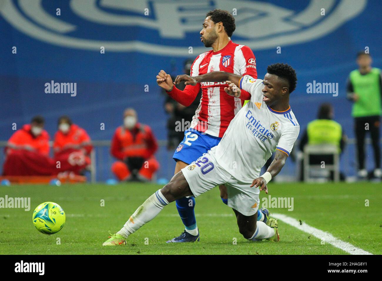 Vinicius Junior del Real Madrid e Renan Lodi dell'Atletico de Madrid durante il campionato spagnolo la Liga, partita di calcio tra il Real Madrid e l'Atletico de Madrid il 12 dicembre 2021 allo stadio Santiago Bernabeu di Madrid, Spagna - Foto: IRH/DPPI/LiveMedia Foto Stock