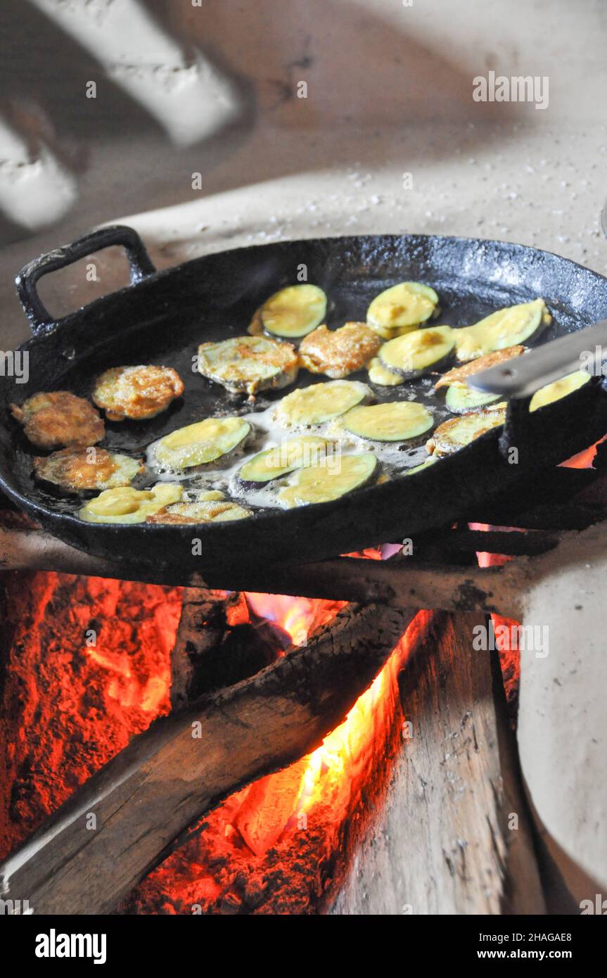 Il cibo viene cucinato su un fuoco aperto all'interno di una casa. Darjeeling, Bengala Occidentale, India Foto Stock